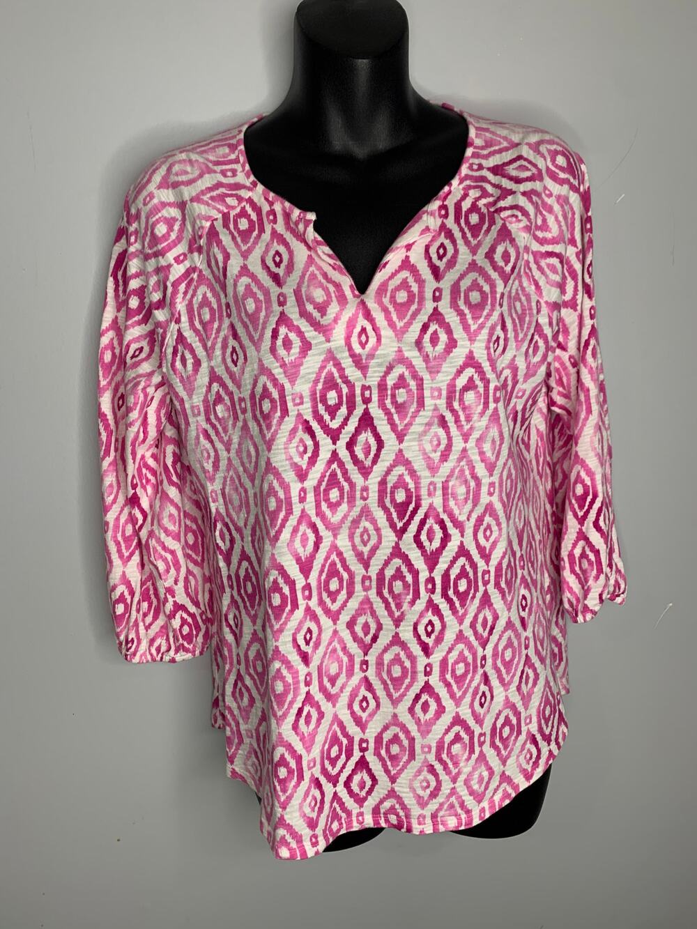 Chicos Women's 0 Pink & White Diamond Ikat Pullover Split V-Neck 3/4 Sleeve